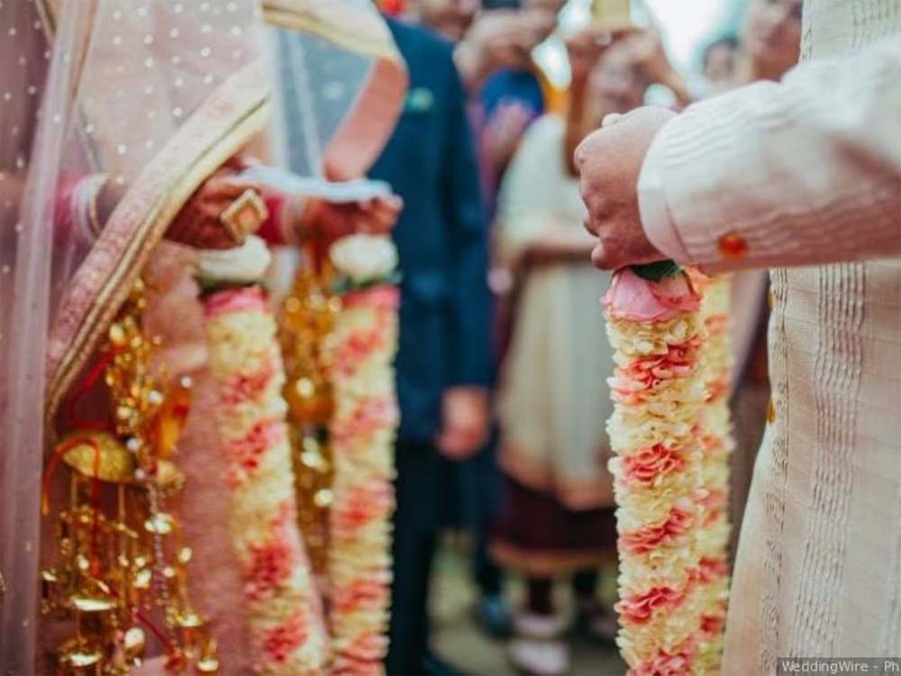 यूपी के औरैया के एक गेस्ट हाउस में उस समय अफरा-तफरी मच गई जब एक दूल्हा बताने के बाद भी दो-दो गलतियां कर बैठा