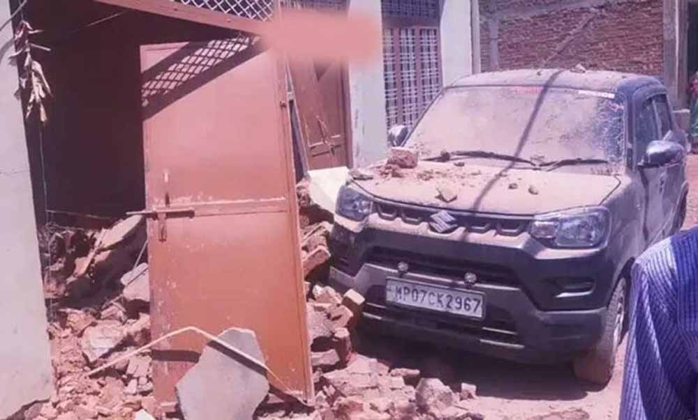 शिवपुरी के पिछोर में एक शिक्षक के घर पर आसमान से गिरी कोई वस्तु की वजह से दो कमरे ध्वस्त