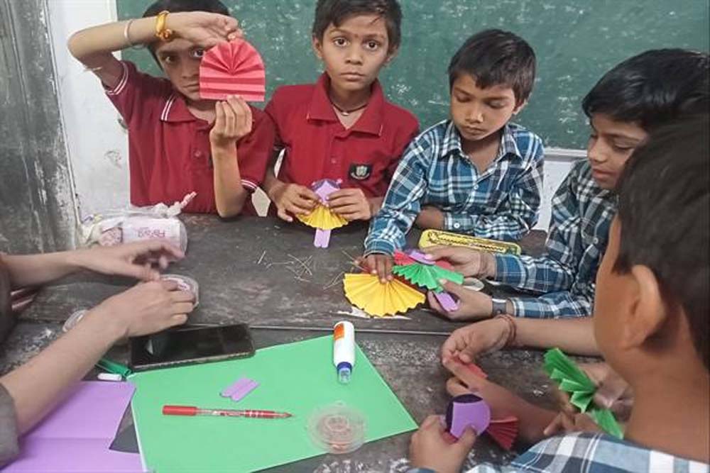 विद्यार्थियों ने बनाई अखबार की रद्दी से थैलियां और मेंहदी के कोन