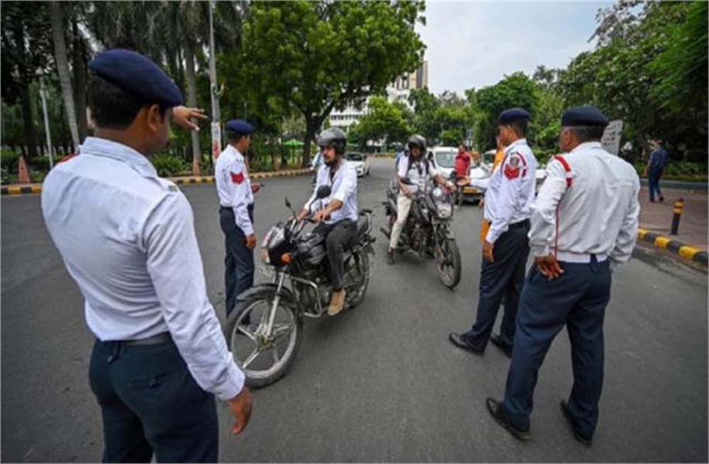 स्कूटर चलाते हुए अगर आपने हेलमेट की स्ट्रिप नहीं बांधी है तो मोटर व्हीकल एक्ट के अनुसार आपका काट सकता है चालान