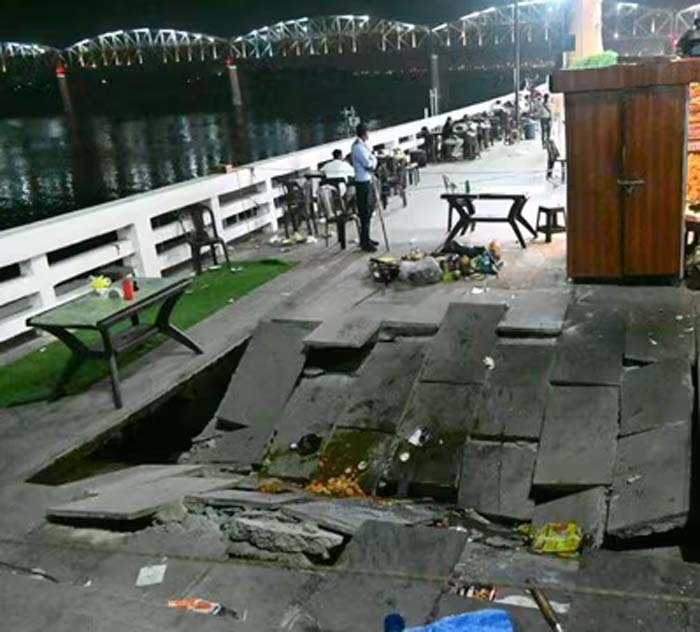 वाराणसी के प्रसिद्ध नमो घाट पर अचानक जमीन धंसी, दुकानें लुढ़कने से मची अफरातफरी