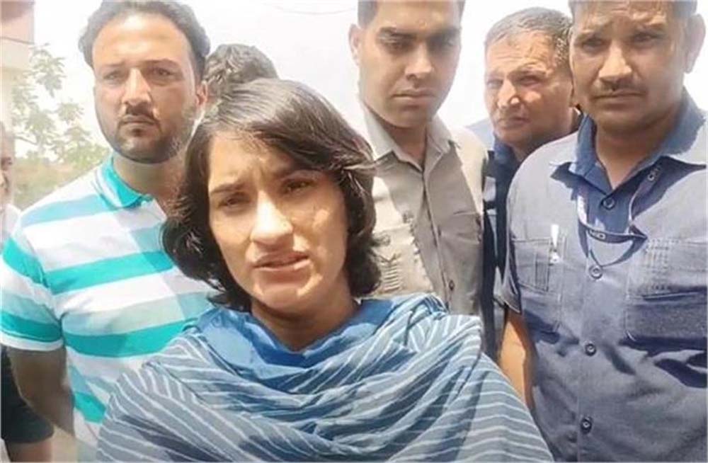 जुलाना से कांग्रेस विधायक विनेश फोगाट आज नई अनाजमंडी में पहुंची, अधिकारियों को लगाई फटकार