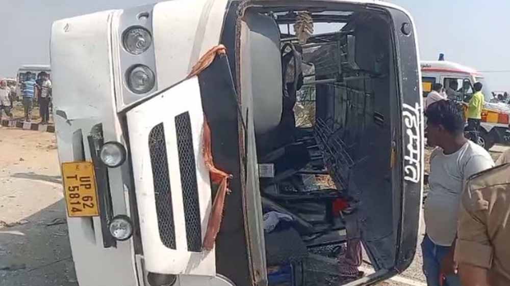 जाैनपुर में दर्दनाक  हादसा : यात्रियों से भरी बस पलटी, पांच की मौत, 15 घायल