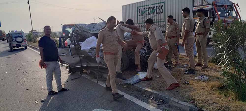 झांसी-कानपुर हाईवे पर ट्रक और कार की टक्कर, पांच लोगों की मौत