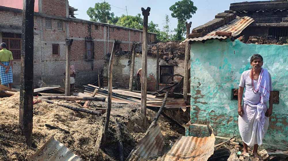 मधुबनी में आग की बड़ी घटना, तीन परिवारों के चार घर खाक, एक मवेशी की मौत