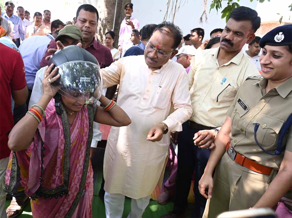 मुख्यमंत्री साय ने चौपाल में अपने हाथों से दो युवाओं को पहनाया हेलमेट