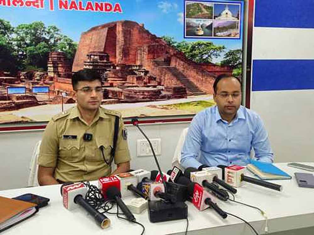 नालंदा में जिलाधिकारी शुभंकर और पुलिस अधीक्षक सोनी ने की प्रेस कॉन्फ्रेंस, कानून-व्यवस्था के लिए उठाए कड़े कदम