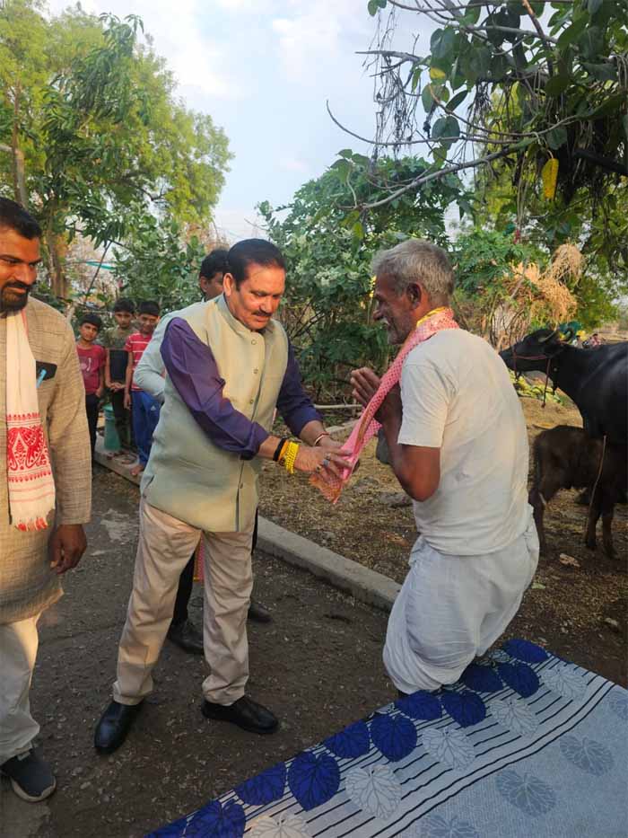 सीमा पर तैनात जवानों के परिजनों से मिले मंत्री टेटवाल, जवानों के माता – पिता को नमन कर आभार माना