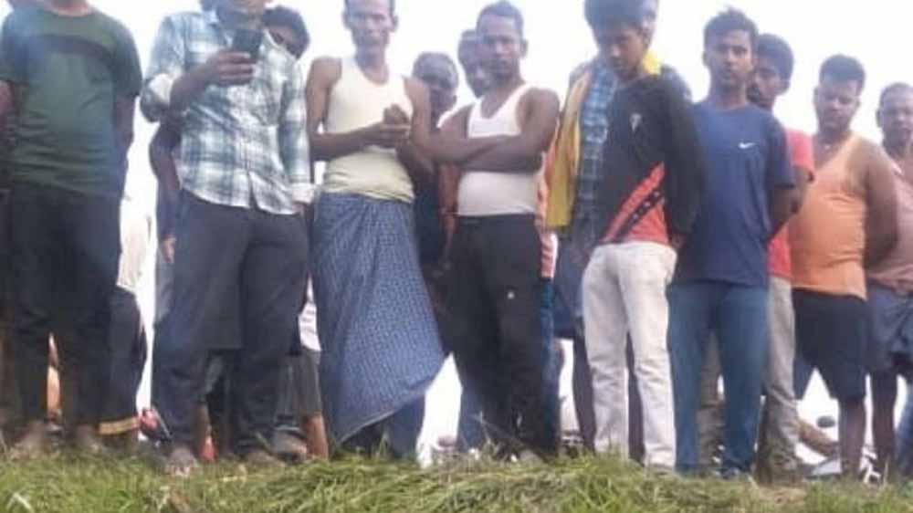 मुजफ्फरपुर में सड़क किनारे खून से लथपथ मिला बाइक सवार युवक का शव,. इलाके में हड़कंप