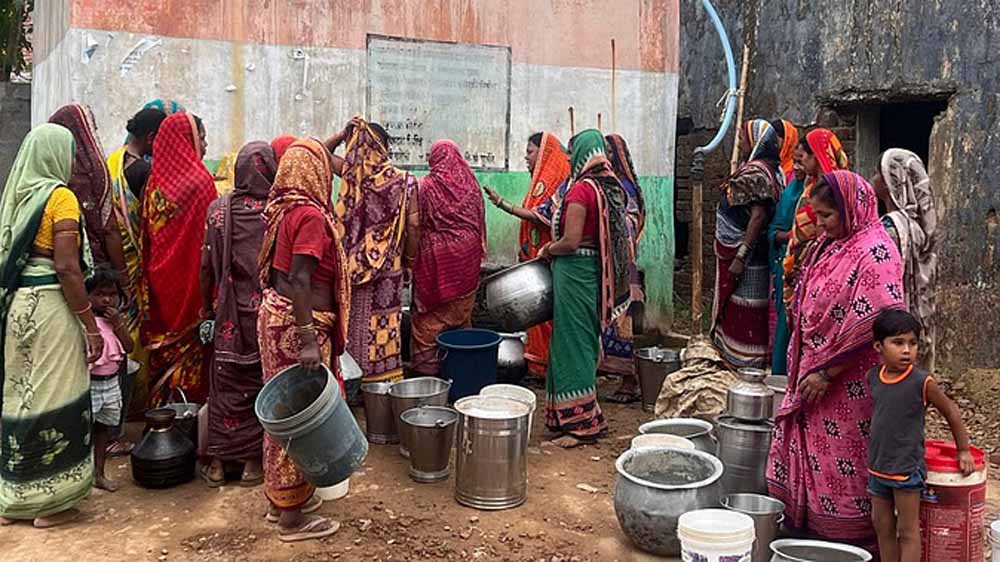 कोतासुरा गांव में पानी की समस्या से जूझ रहे लोग, घंटों लाइन में खड़े होने को मजबूर