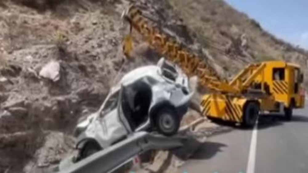 शादी समारोह से लौट रहे एक परिवार की तेज रफ्तार कार असंतुलित होकर पलटी, महिला की मौत, 4 गंभीर घायल