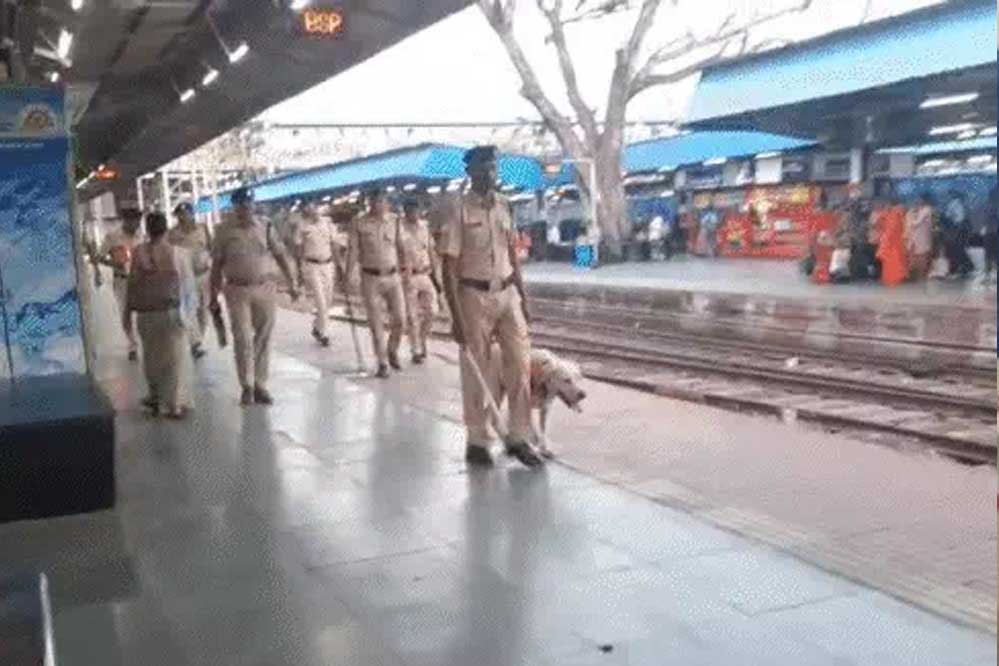 भारत-पाकिस्तान के बीच बढ़ते तनाव को देखते हुए भारतीय रेलवे ने देशभर के स्टेशनों पर सतर्कता बढ़ाई