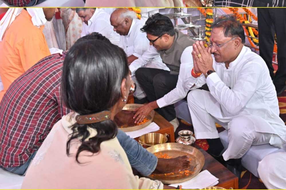 प्रधानमंत्री आवास योजना के हितग्राहियों के पाँव को पखारकर गृह प्रवेश कराया, 51 हजार हितग्राहियों को आवास की चाबी सौंपी