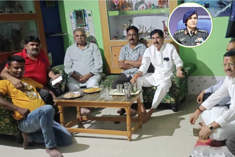 मंत्री विजय शाह के विवादित बयान के बाद डैमेज कंट्रोल में जुटी बीजेपी, कर्नल सोफिया कुरैशी के घर पहुंचे बीजेपी नेता