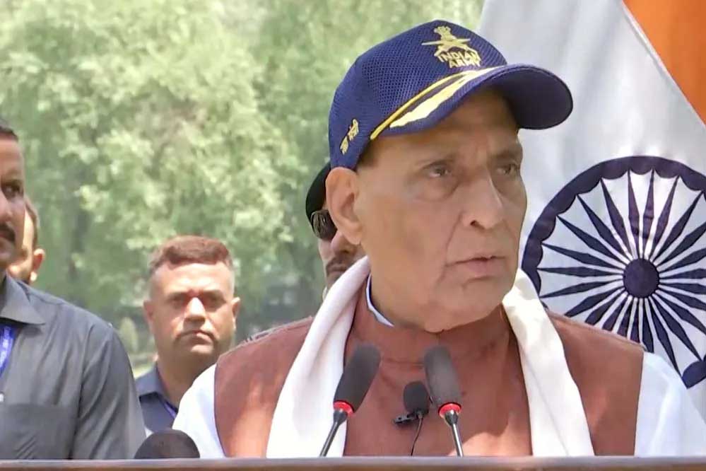 ‘हमारे एयर डिफेंस ने दुश्मन के हमले नाकाम किए’, भुज एयरबेस से बोले राजनाथ