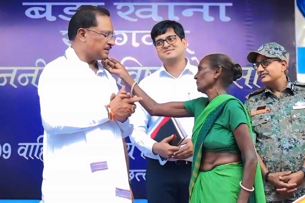 रायपुर : मुख्यमंत्री को माँ ने दिया अपना आशीर्वाद—स्नेह से छुआ गाल, हृदय से कहा धन्यवाद