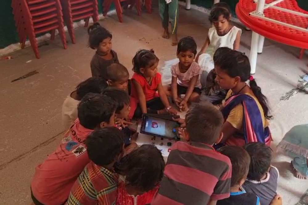 रायसेन में प्राइवेट स्कूल छोड़ आंगनबाड़ी में एडमिशन लेने की होड़, मिल रही डिजिटल शिक्षा