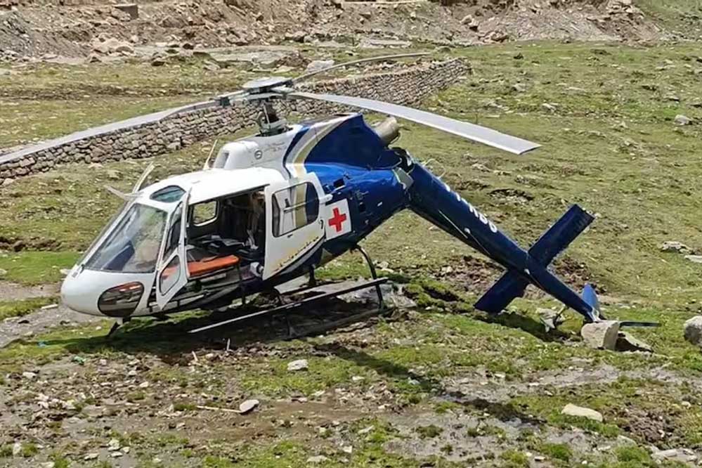 केदारनाथ धाम में हेलिकॉप्टर की इमरजेंसी लैंडिंग, सभी यात्री सुरक्षित