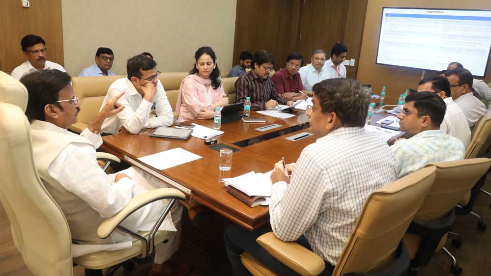 सामंजस्य एवं विभागीय सक्रियता की कमी से निर्माण कार्यों में विलंब अस्वीकार्य : उप मुख्यमंत्री शुक्ल