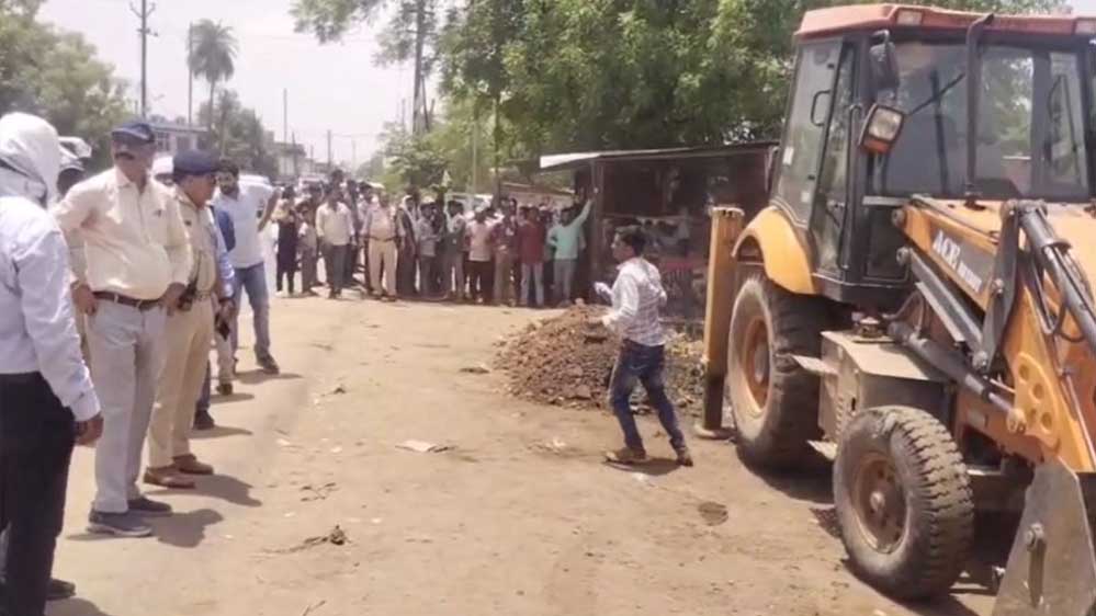ग्वालियर के राम जानकी मंदिर की दो बीघा जमीन को प्रशासन ने अतिक्रमण मुक्त कराया