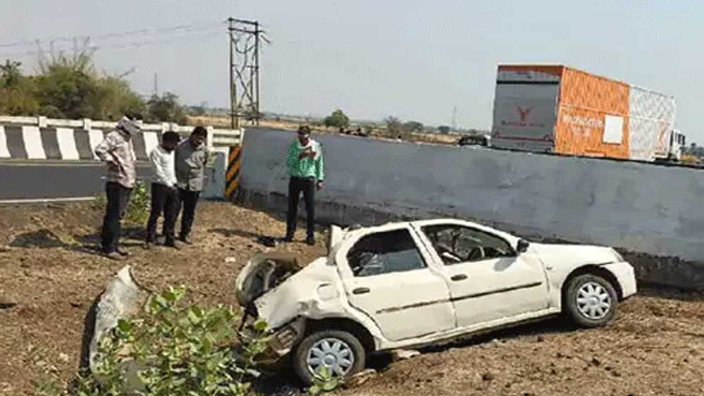 गुना में बेकाबू होकर पुलिया से टकराई कार, 4 युवकों की मौत, एक गंभीर को भोपाल किया रेफर