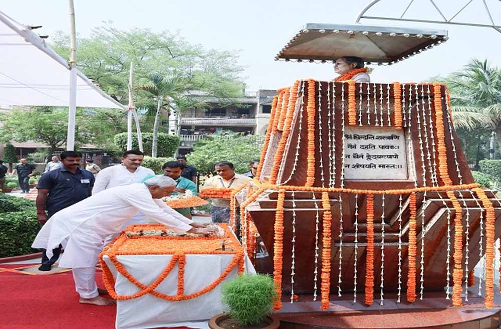 मुख्यमंत्री नीतीश कुमार ने पत्नी स्व. मंजू सिन्हा को दी श्रद्धांजलि