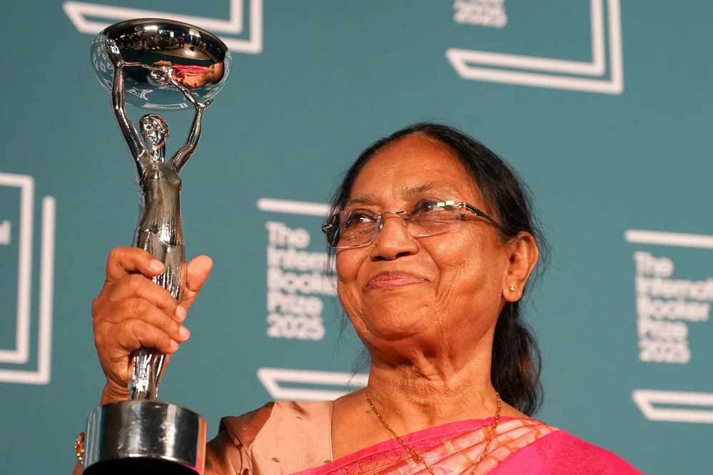 बानू मुश्ताक ने बुकर प्राइज जीतकर रचा इतिहास, जानें हार्ट लैंप में ऐसा क्या