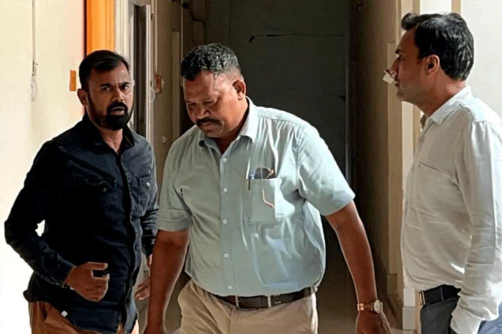 रीवा लोकायुक्त ने कार्रवाई करते हुए 15 हजार रिश्वत लेते ग्राम पंचायत सचिव को दबोचा