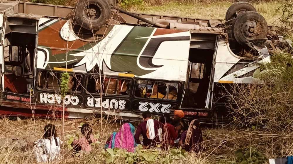 छिंदवाड़ा : बसुरिया में बरातियों से भरी बस हुई दुर्घटना का शिकार, दो लोगों की मौत और 29 घायल