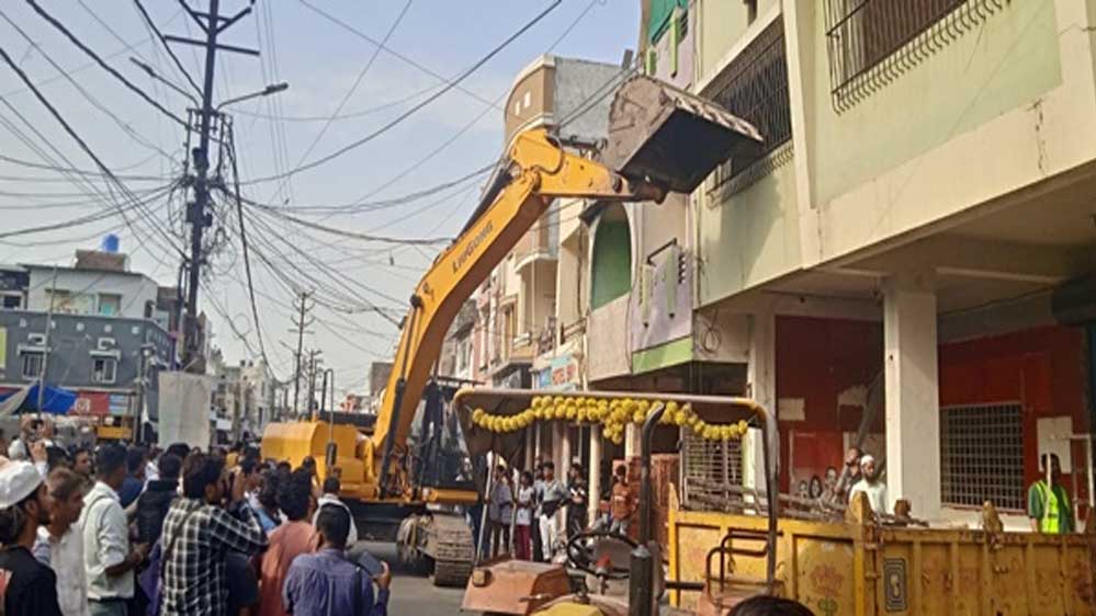 उज्जैन : नगर निगम की टीम ने हरिफाटक से महाकाल मार्ग के बीच अतिक्रमण हटाने की कार्रवाई