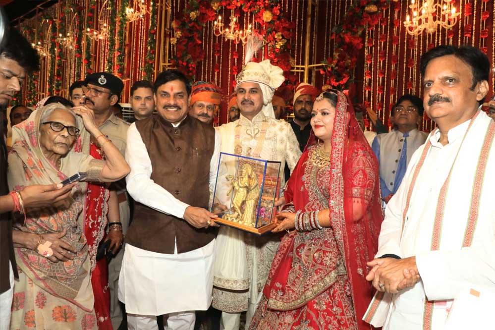 मुख्यमंत्री यादव मंत्री तोमर की बेटी के विवाह समारोह में शामिल होने ग्वालियर पहुंचे, वर-वधु को दिया आशीर्वाद
