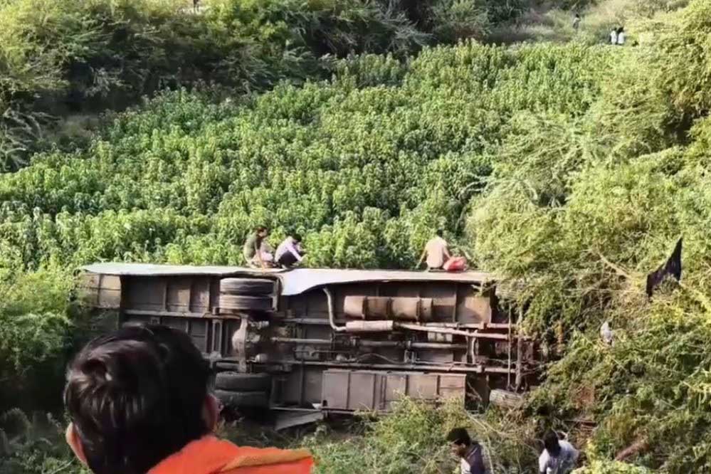 भिंड में अनियंत्रित होकर खाई में गिरी यात्रियों से भरी बस, मची चीख पुकार