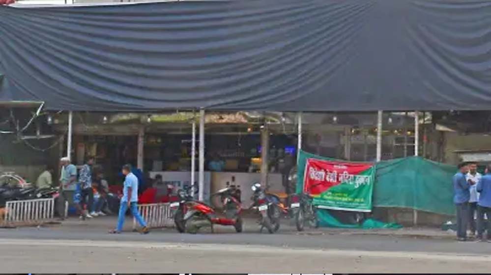 कलेक्टर ने पटवारियों की टीम बनाकर किया ऑपरेशन, प्रिंट रेट से ज्यादा पर बिकती शराब का पर्दाफाश