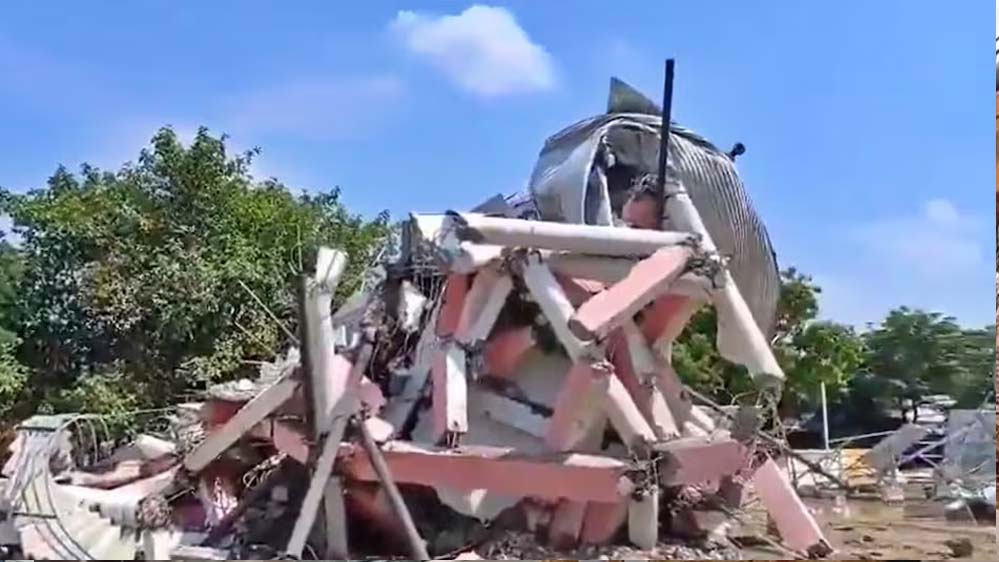 सीतापुर में 5 करोड़ की लागत से बनी टंकी भरभराकर गिरी, गांव में फैला हजारों लीटर पानी