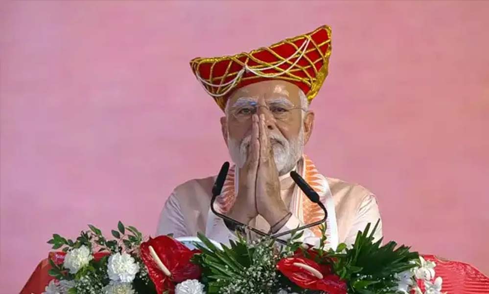 नारी शक्ति के बीच भोपाल में PM मोदी का शानदार रोड शो, तिरंगा लहराते नजर आईं महिलाएं