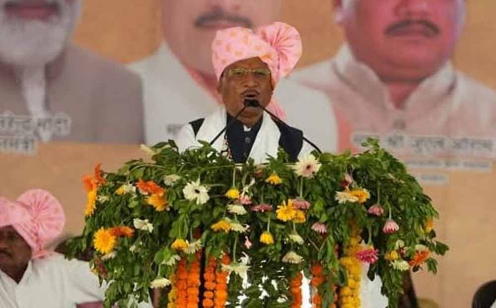 रायपुर : मुख्यमंत्री विष्णुदेव साय के आगमन पर उनका लोकनृत्य व लोकगीत के माध्यम से भव्य स्वागत किया गया