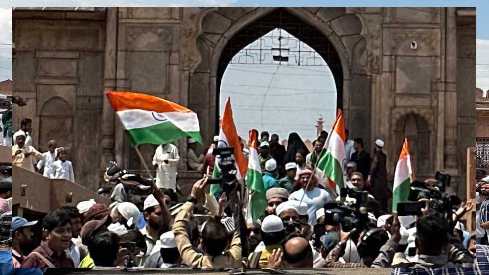 राजधानी भोपाल में मुस्लिम समाज ने लहराया तिरंगा, पाकिस्तान के खिलाफ की नारेबाजी