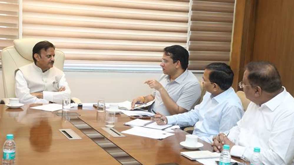 निर्माण कार्यों की नियमित समीक्षा करें, समयसीमा में करें कार्य पूर्ण: उप मुख्यमंत्री शुक्ल