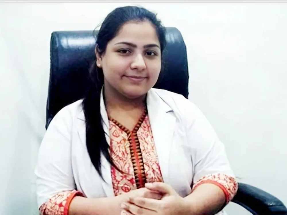 हेयर ट्रांसप्लांट करने वाली डॉक्टर अनुष्का ने इंजीनियर की मौत के बाद बदला ठिकाना