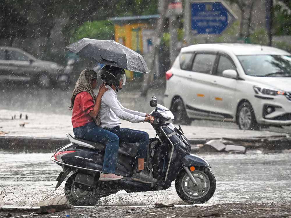 दिल्ली में एक बार फिर मौसम बदला, कई इलाकों में धूलभरी आंधी के बाद झमाझम बारिश शुरू हुई