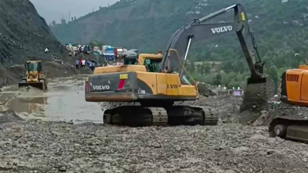 रामबन में बादल फटने से तबाही, सैकड़ों वाहन फंसे, भूस्खलन के चलते NH-44 बंद