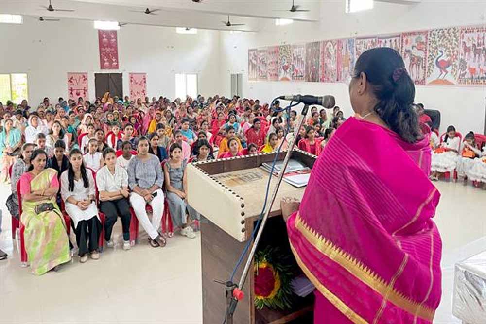 अपने सपनों को ऊंची उड़ान दें और आत्मनिर्भर बनें : मंत्री सुश्री भूरिया