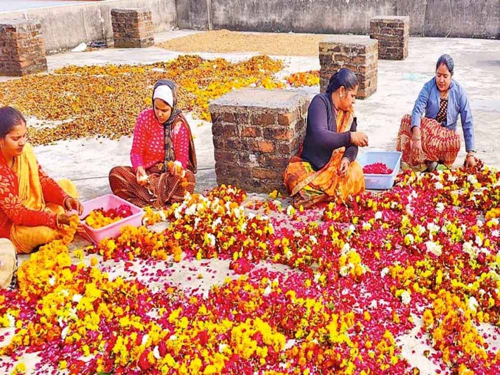 मंदिर में अर्पित फूलों और बेलपत्रों से स्थानीय महिलायें हो रहीं आत्मनिर्भर
