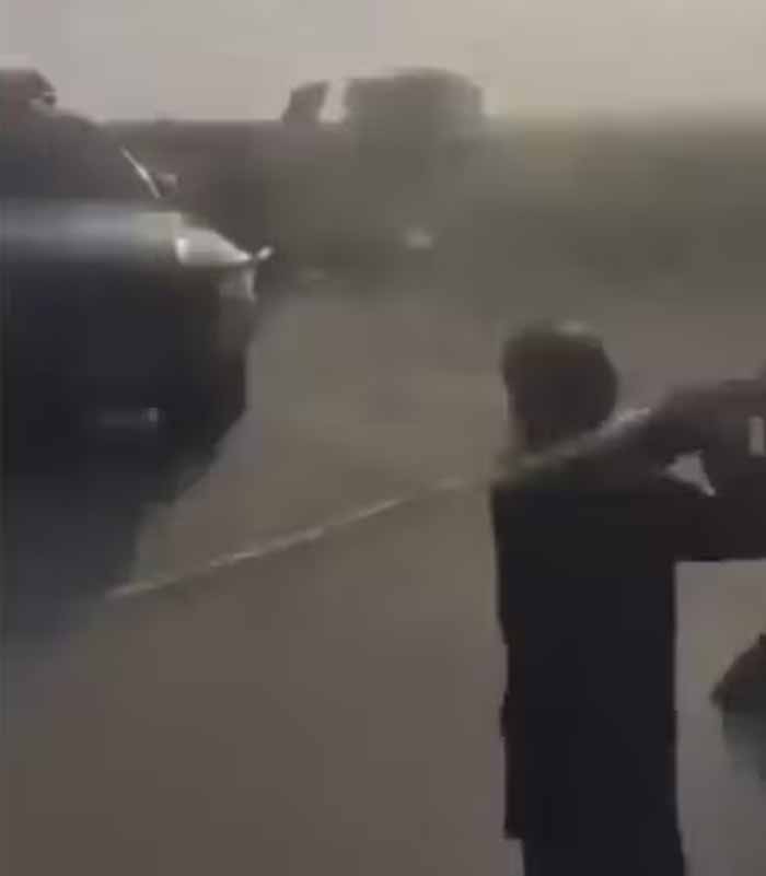 सिंध में असीफा भुट्टो जरदारी के काफिले को प्रदर्शनकारियों ने बीच सड़क पर घेर लिया, लाठी-डंडों से किया हमला