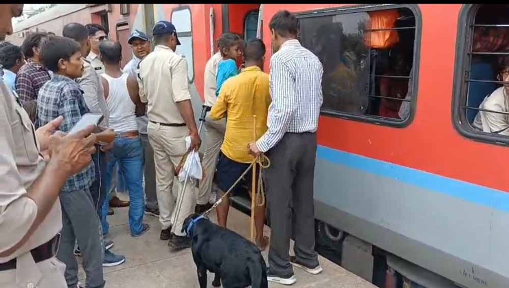 इटारसी से भुसावल की ओर जा रही वाराणसी- लोकमान्य तिलक कामायनी एक्सप्रेस में बम होने से सूचना से मचा हड़कंप
