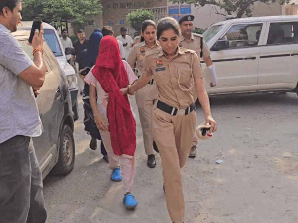 हनीट्रैप के मामले में पुलिस ने दो पति-पत्नी के जोड़ों को गिरफ्तार किया, आपत्तिजनक वीडियो बनाकर किया ब्लैकमेल