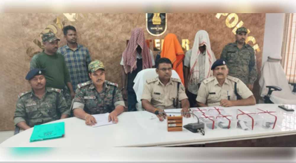 झारखंड के लातेहार जिले की पुलिस ने जंगल से तीन मोस्ट वांटेड नक्सली गिरफ्तार