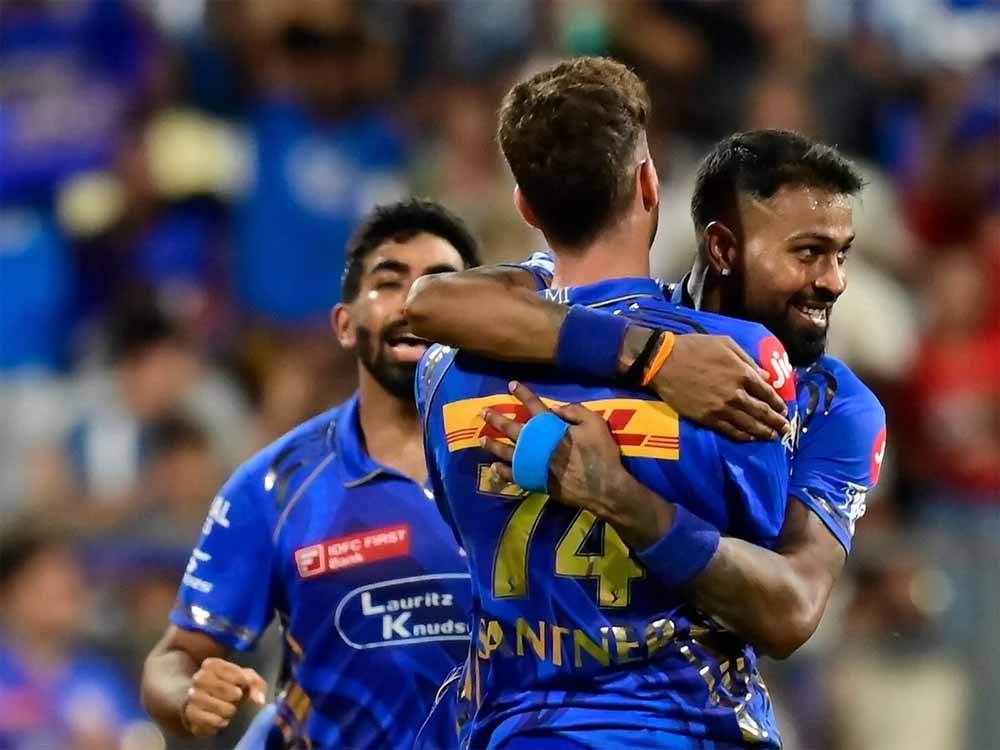 मुंबई इंडियंस ने प्लेऑफ में पहुंचने वाली चौथी और आखिरी टीम बन गई, हार्दिक ने की गेंदबाजों और बल्लेबाजों की तारीफ