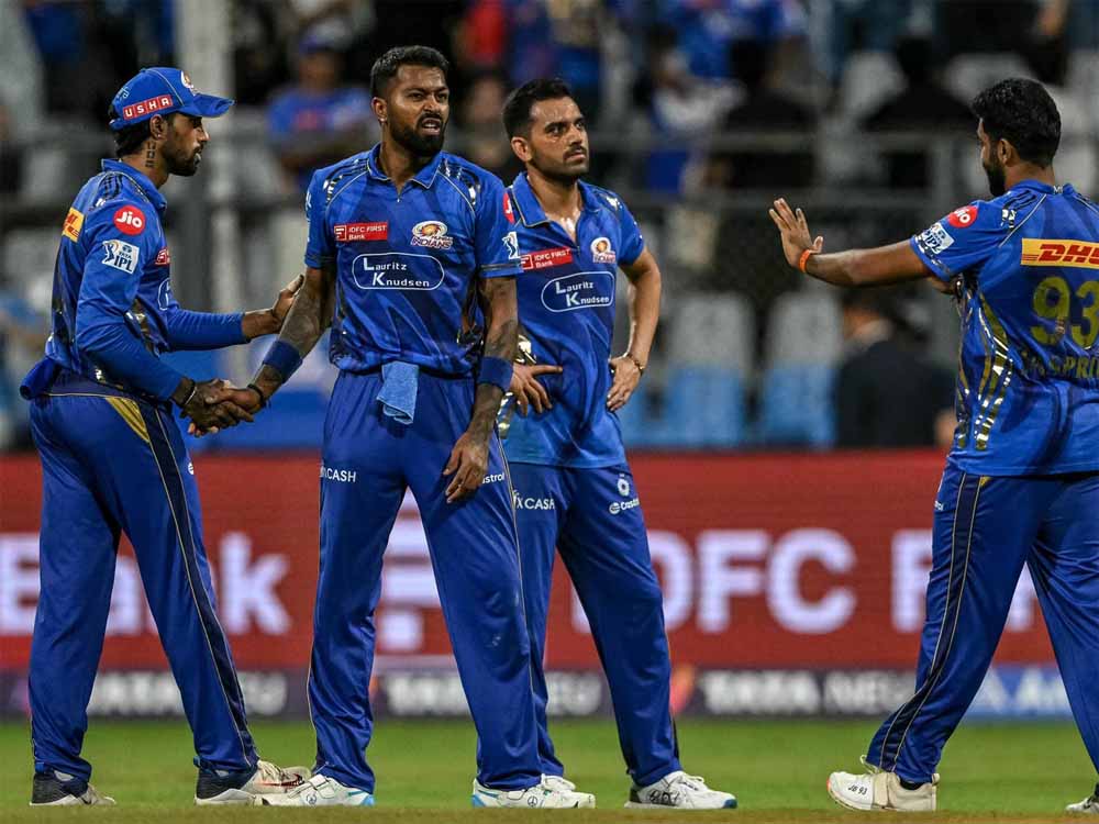 गुजरात टाइटंस से IPL 2025 के 56वें मुकाबले में हारने के बाद मुंबई इंडियंस का प्लेऑफ समीकरण थोड़ा गड़बड़ा गया है