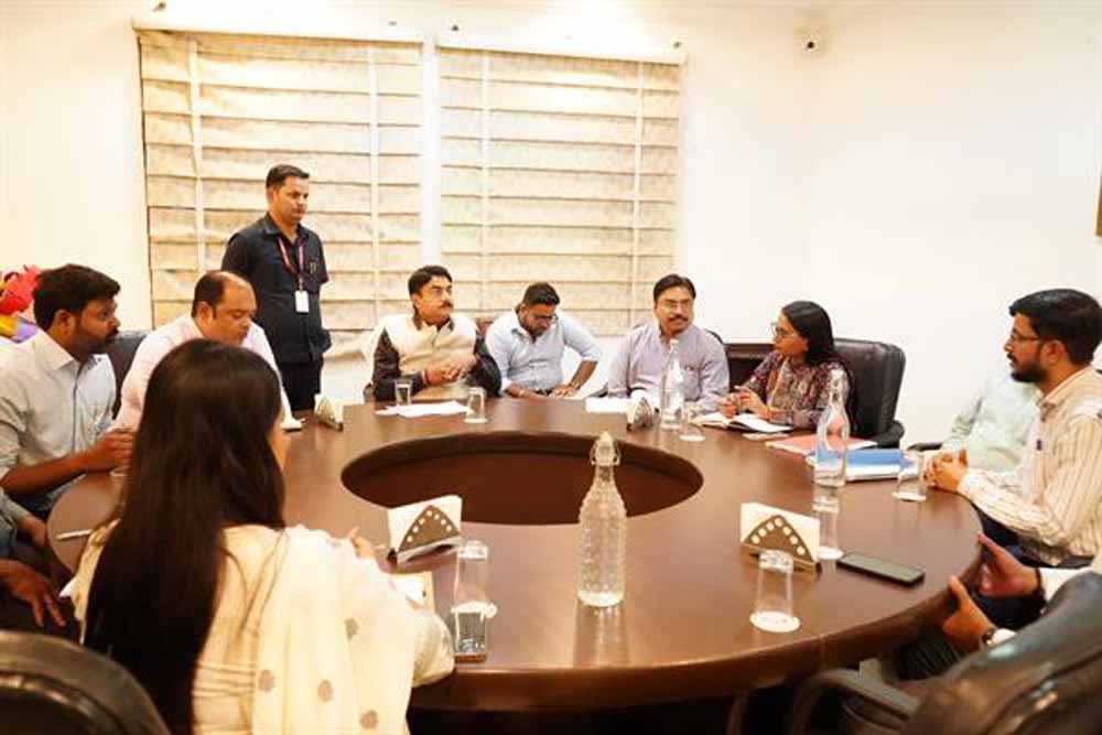 स्वास्थ्य अधोसंरचना विकास कार्यों को समय सीमा में करें पूर्ण : राज्य मंत्री पटेल